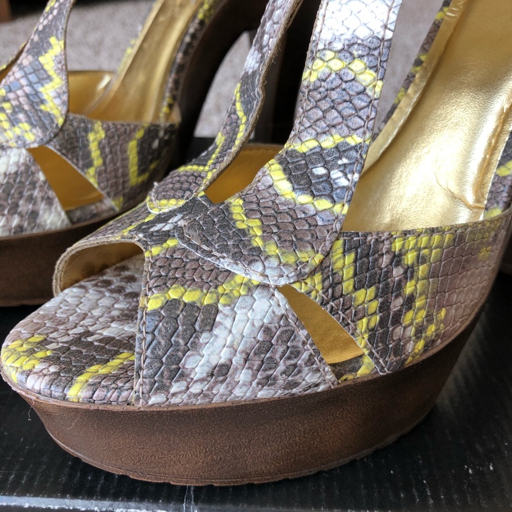 ⭐️ Carlos Santana Snakeskin Print Sandal ⭐️ - Picture 7 of 8